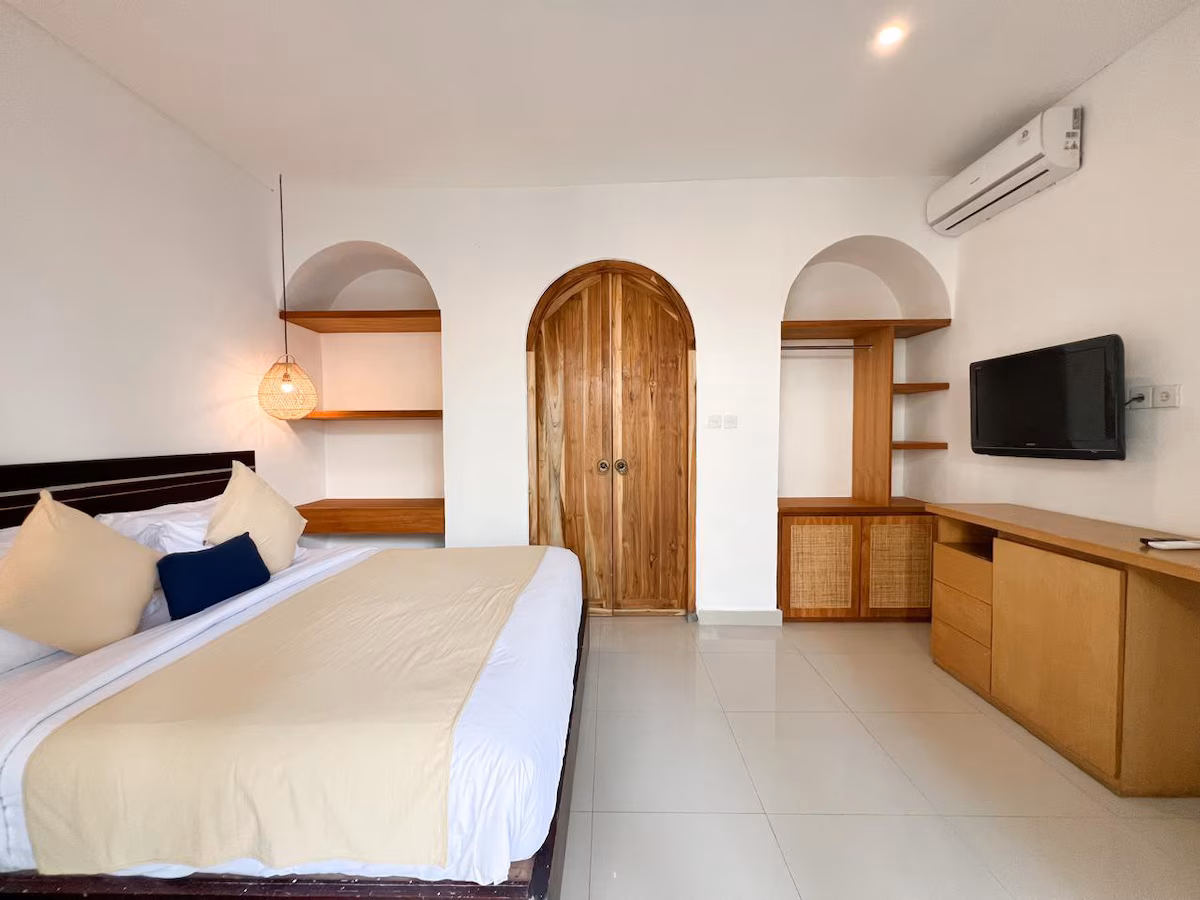 5 Bedrooms Villa Oming & Tata Kerobokan, 5-bed villa for rent in Seminyak – photo 14 of 15