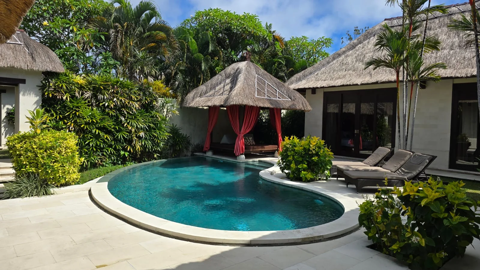 Unrivaled Investment: Turnkey Luxury Resort & Development Land in Bali’s Prime Tourism Zone (dreamland), 3-bed villa for sale in Uluwatu – photo 2 of 15