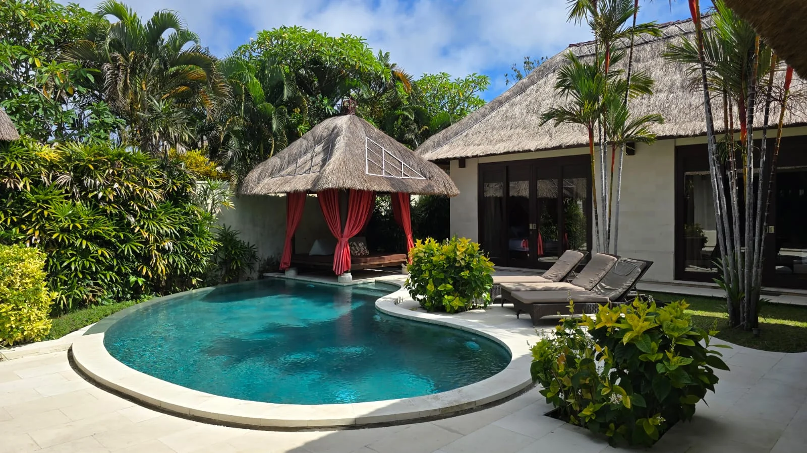 Unrivaled Investment: Turnkey Luxury Resort & Development Land in Bali’s Prime Tourism Zone (dreamland), 3-bed villa for sale in Uluwatu – photo 7 of 15