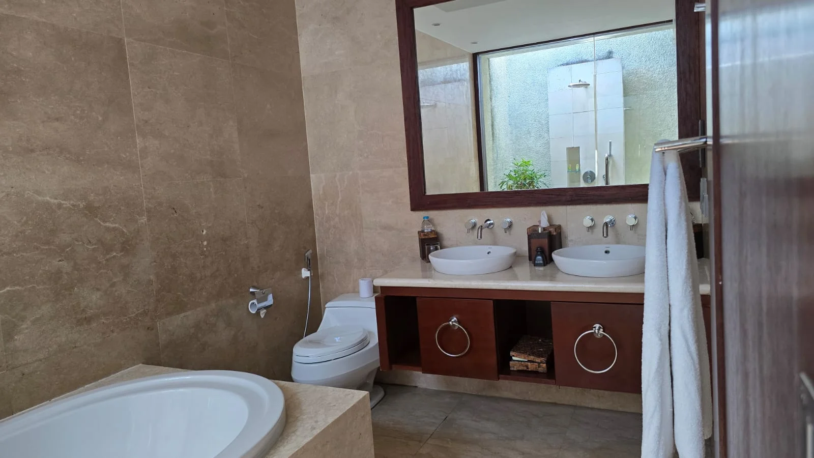 Unrivaled Investment: Turnkey Luxury Resort & Development Land in Bali’s Prime Tourism Zone (dreamland), 3-bed villa for sale in Uluwatu – photo 11 of 15