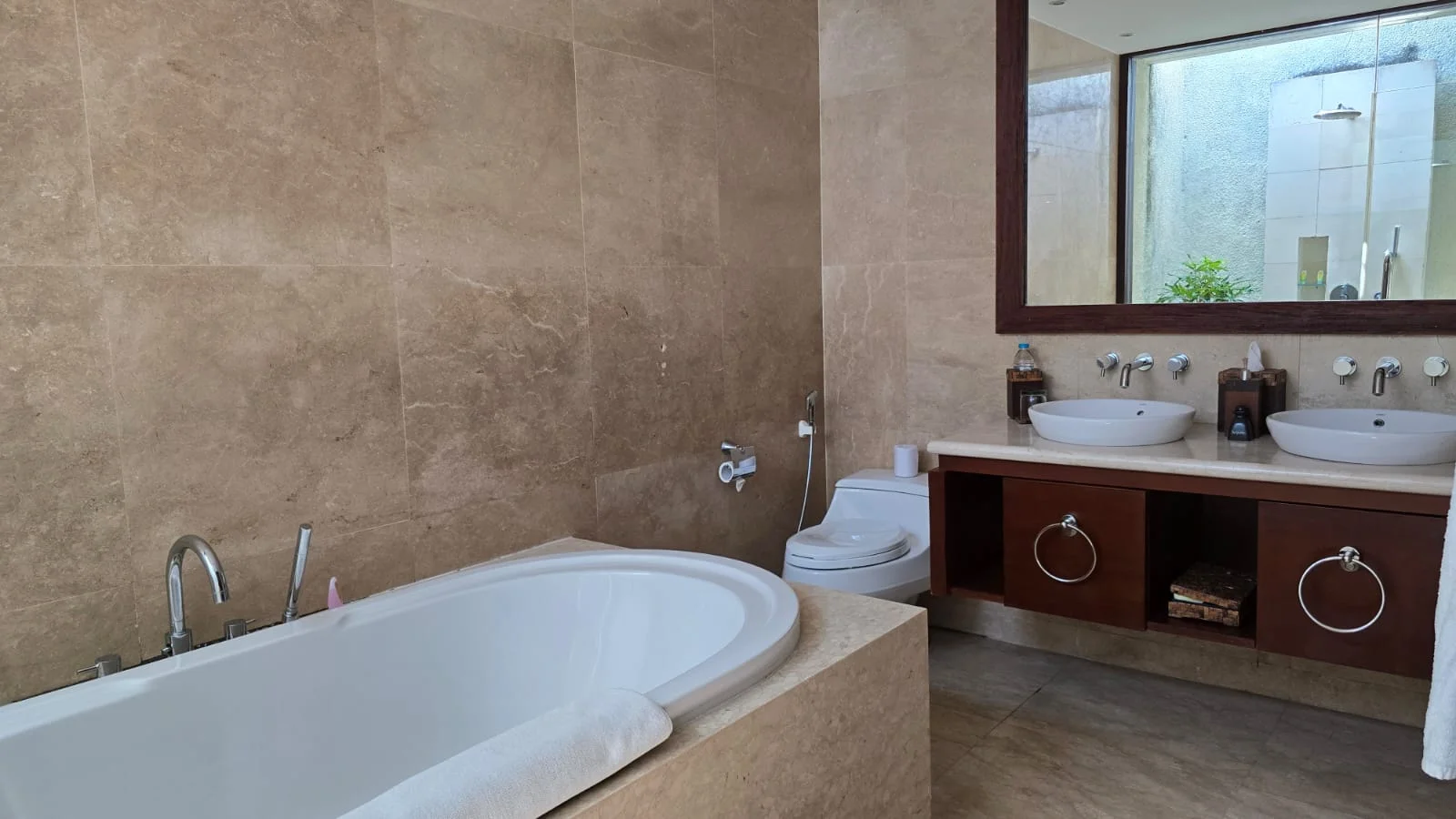 Unrivaled Investment: Turnkey Luxury Resort & Development Land in Bali’s Prime Tourism Zone (dreamland), 3-bed villa for sale in Uluwatu – photo 10 of 15