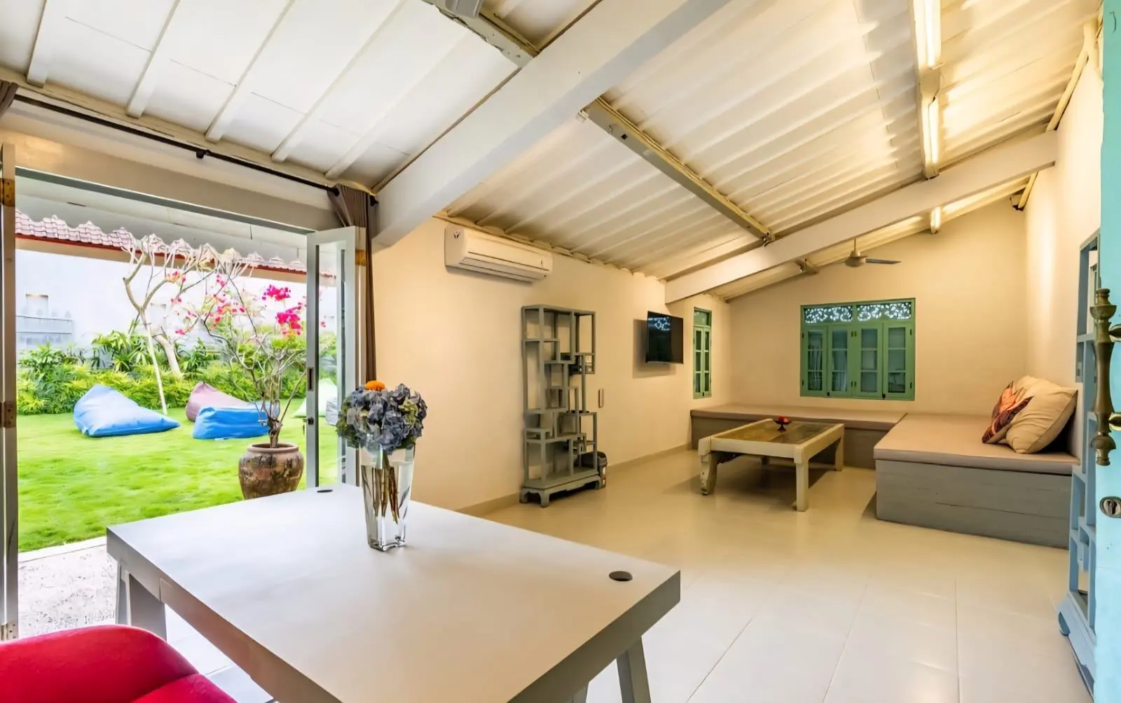 Villa Plum – White Vintage Style 3-Bedroom Villa in Babakan Canggu, 3-bed villa for rent in Canggu – photo 13 of 15