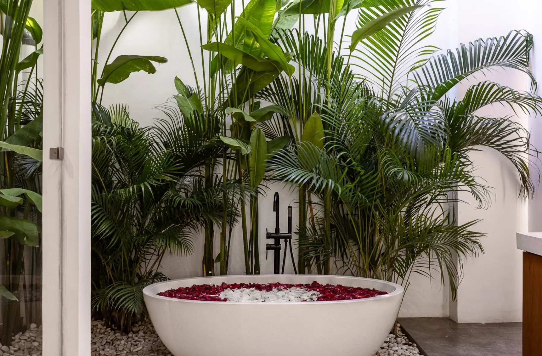 300m to the BEACH PREMIUM BATU BOLONG Canggu 4br villa, 4-bed villa for rent in Canggu – photo 3 of 15