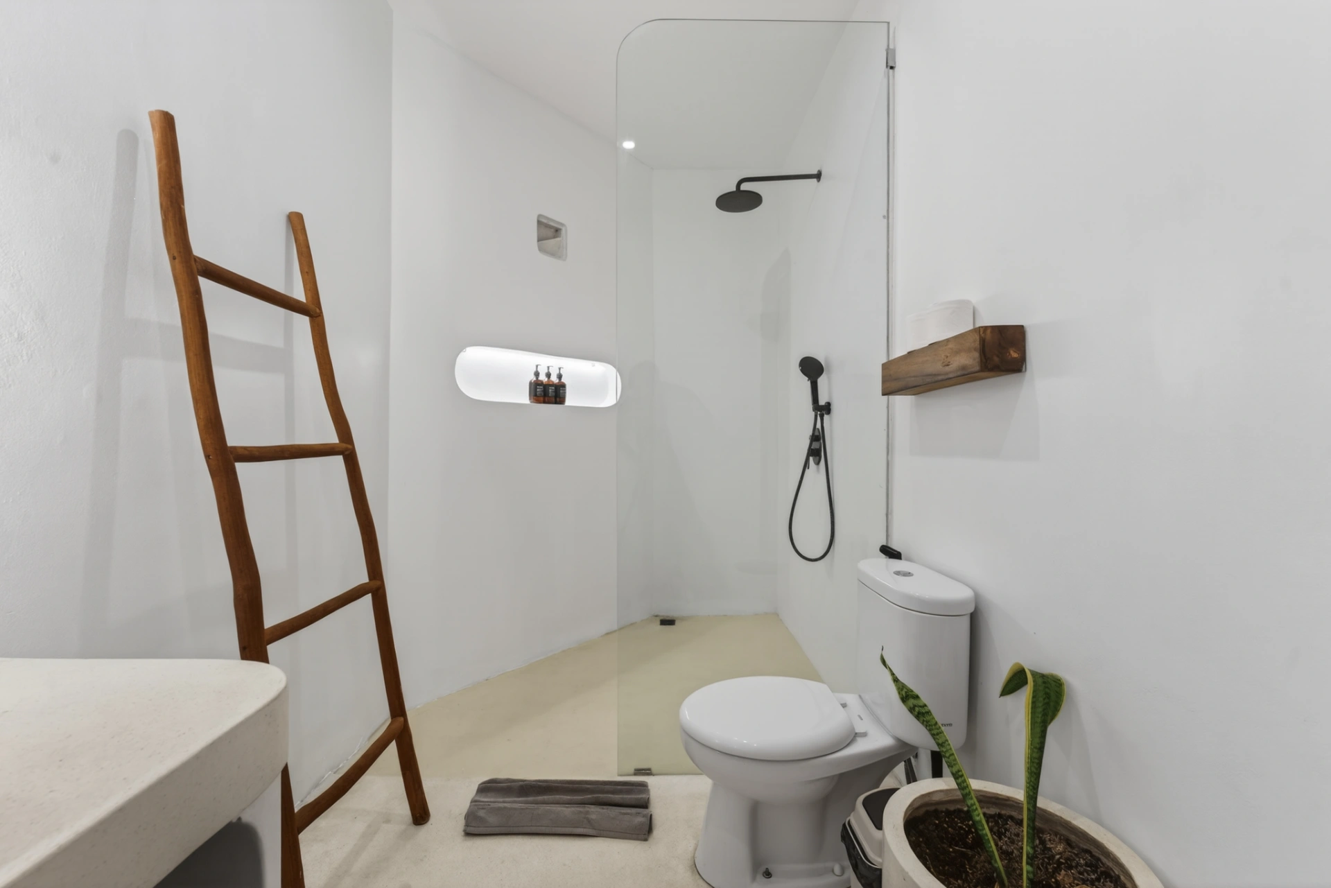 Trinity Villa: Stylish 3BR Retreat in Canggu, 3-bed villa for rent in Canggu – photo 14 of 15