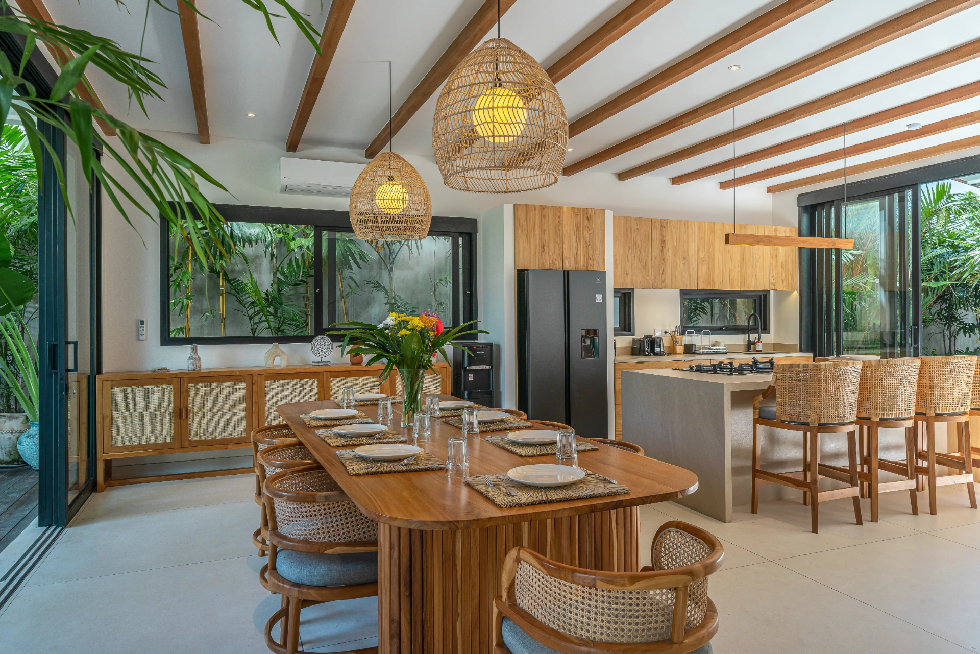 Villa Kameelya - Luxury 4-Bedroom Tropical Villa in the Heart of Berawa, 4-bed villa for rent in Canggu – photo 8 of 15