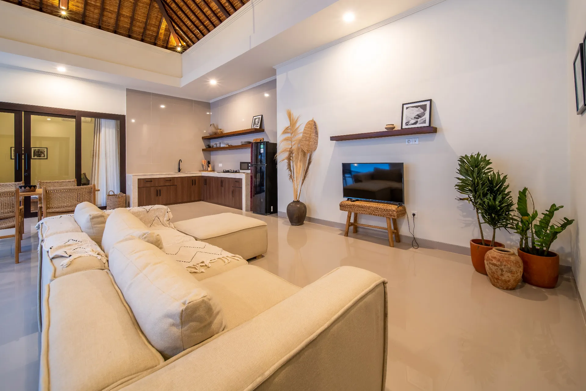 Yearly Rental Villa in Umalas Kerobokan Area, 2-bed villa for rent in Seminyak – photo 13 of 14