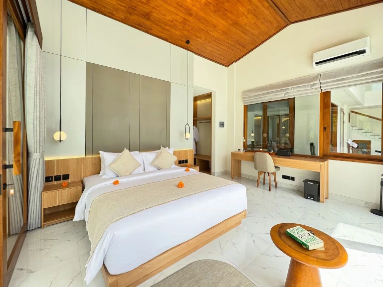3 Bedrooms Luxurious Tropical Villa in Berawa for Sale and Rent, 3-bed villa for rent in Canggu – photo 4 of 15