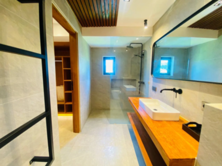 4 Bedrooms Villa Walking Distance to Berawa Beach, 4-bed villa for rent in Canggu – photo 11 of 15
