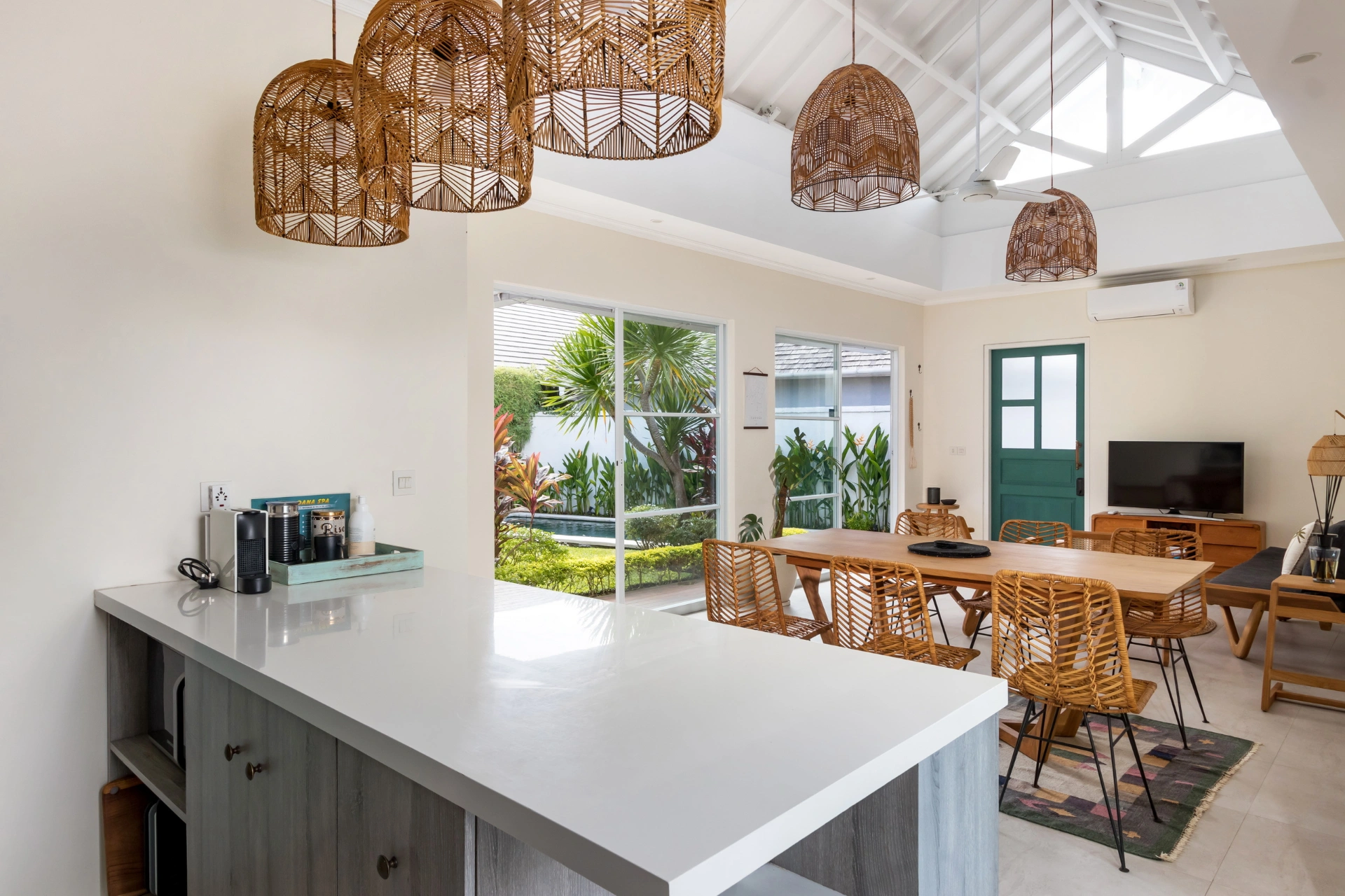 Villa Kamelia - Charming 3-Bedroom Tropical Haven with Garden in Prime Berawa, 3-bed villa for rent in Canggu – photo 11 of 15