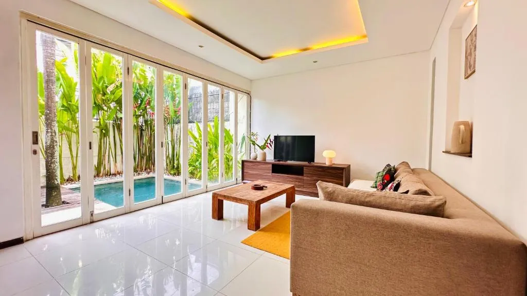 2BR Villa in Berawa, 2-bed villa for rent in Canggu – photo 3 of 15