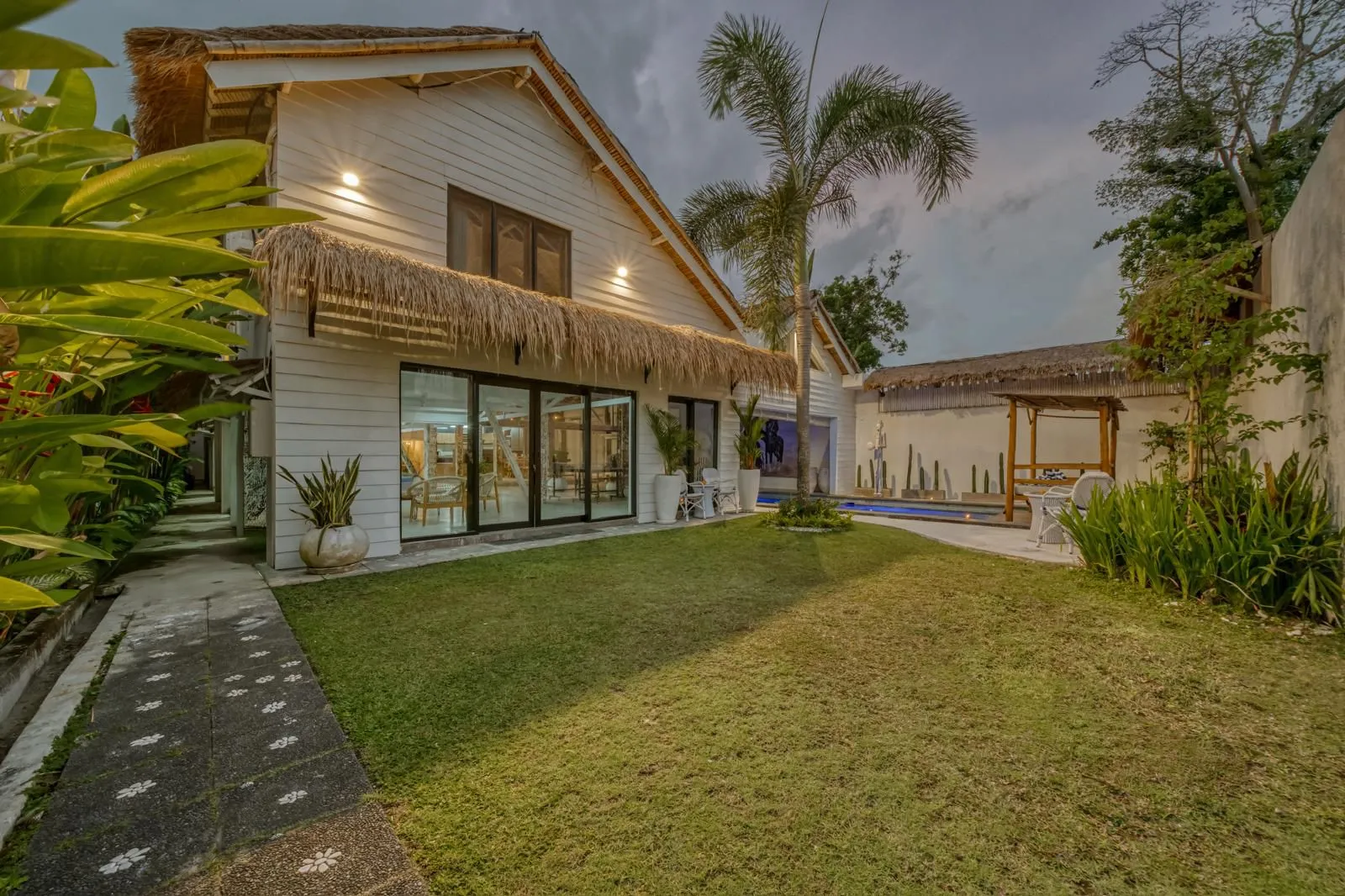 Modern–tropical 4BR Villa | Leasehold 24 Years, 4-bed villa for rent in Canggu – photo 2 of 15