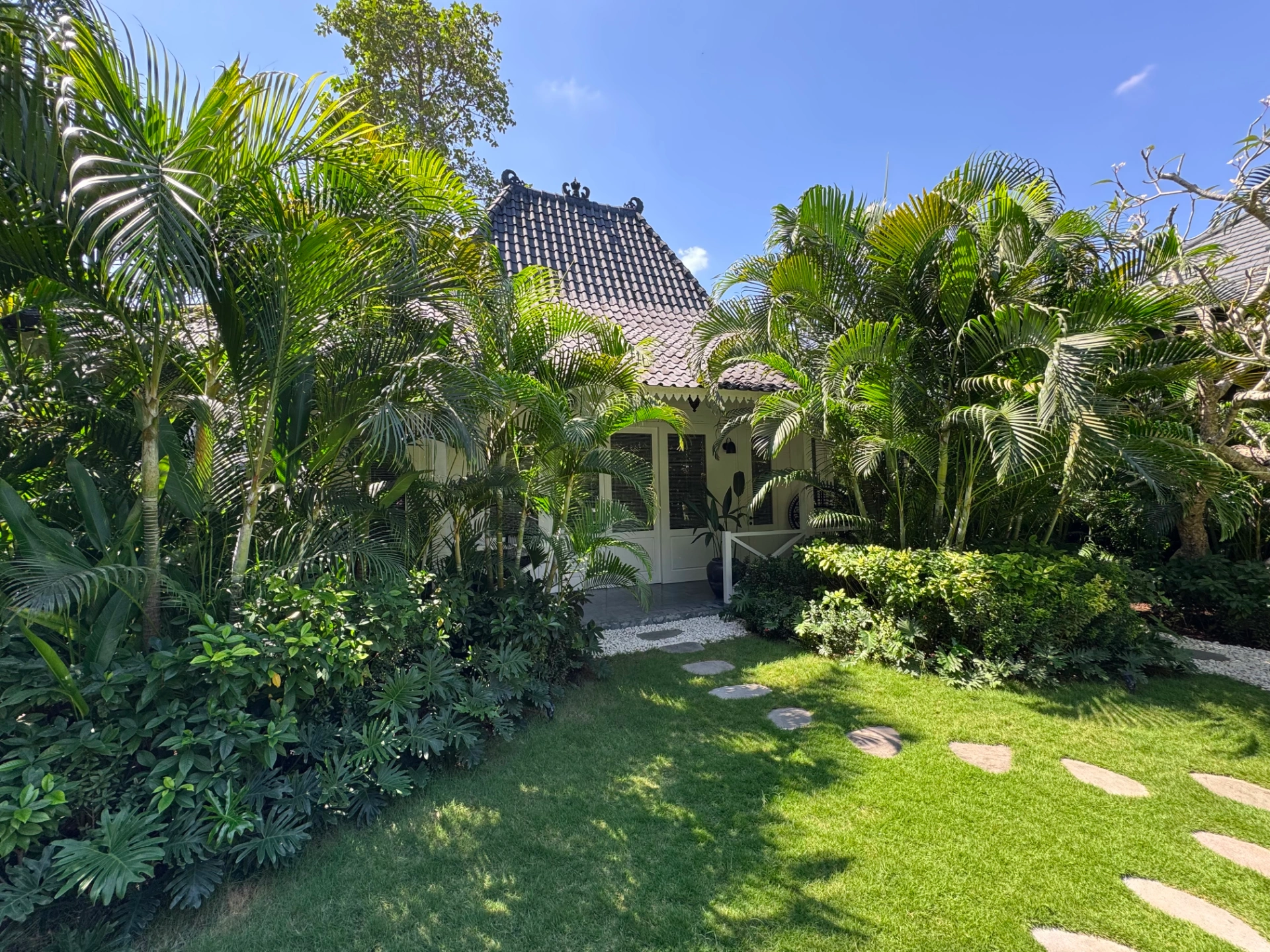 Villa Suwa - Spacious 4BR Villa with Lush Tropical Garden in Prime Location, 4-bed villa for rent in Canggu – photo 5 of 15