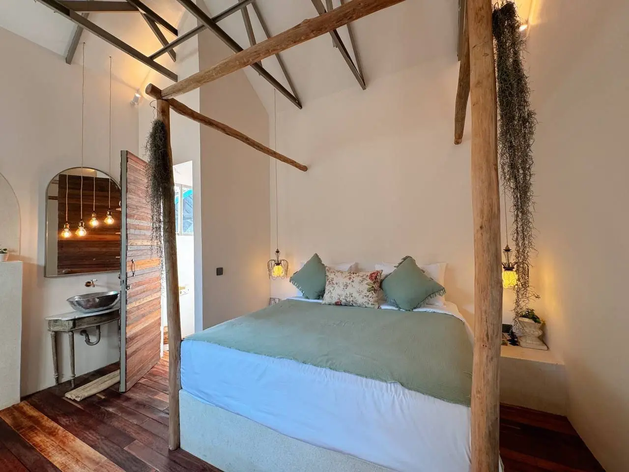 Victorian Vintage style Villa | 2 Bedrooms | Berawa, 2-bed villa for rent in Canggu – photo 3 of 15