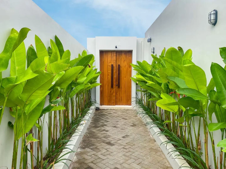 3 Bedrooms Luxurious Tropical Villa in Berawa for Sale and Rent, 3-bed villa for rent in Canggu – photo 12 of 15