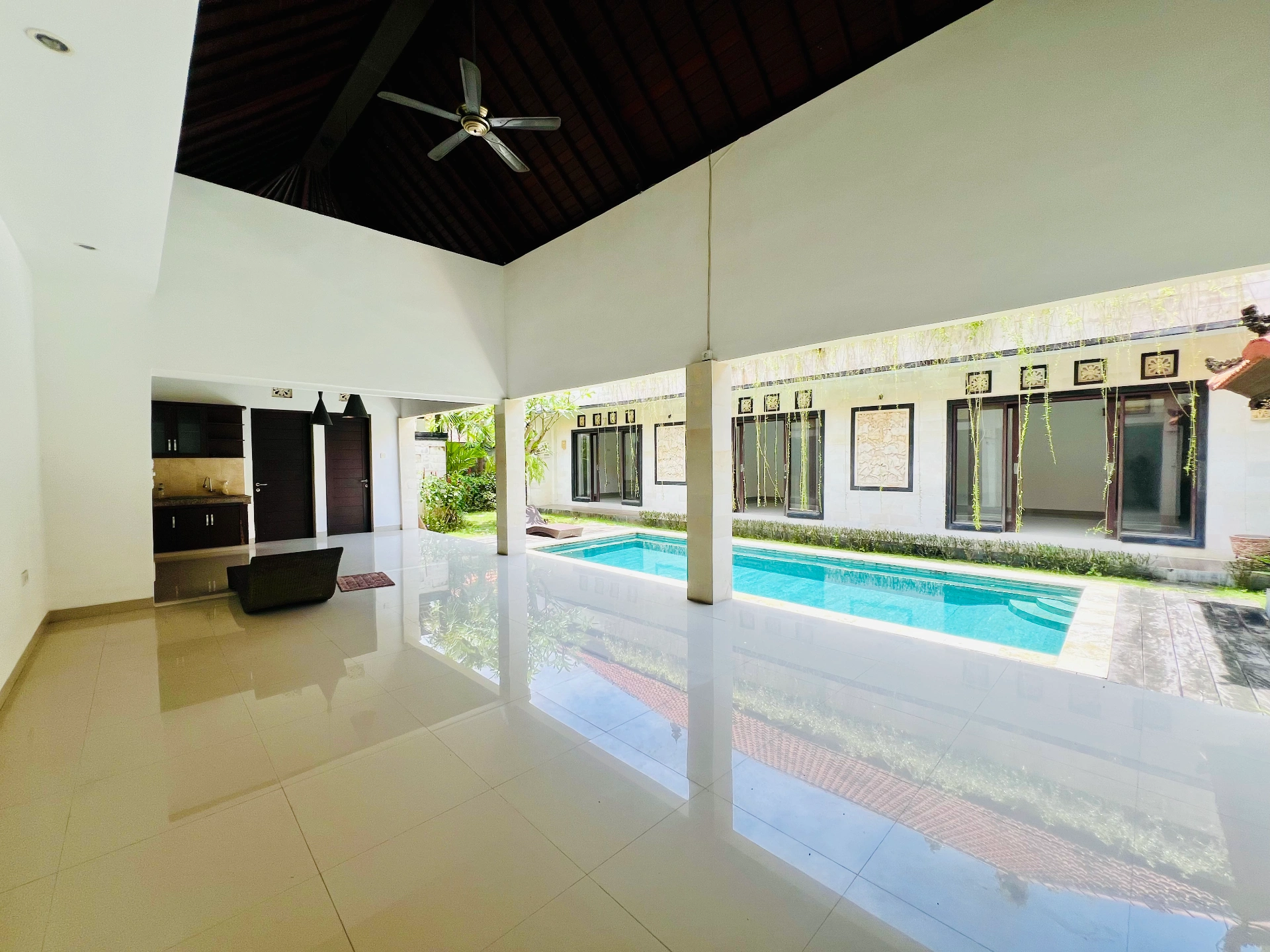 3 Bedrooms Tropical Villa in Berawa for Yearly Rent, 3-bed villa for rent in Canggu – photo 13 of 15