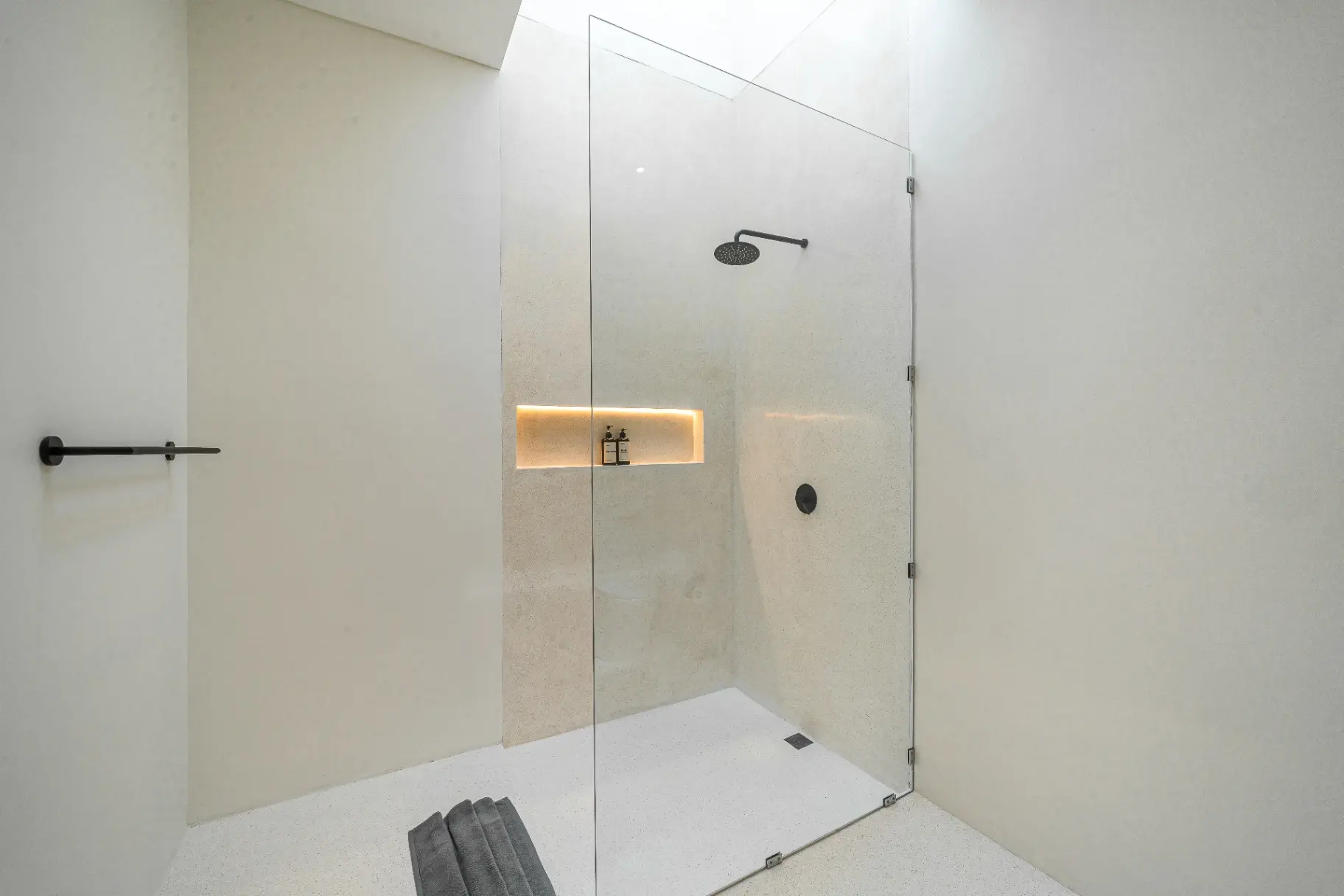 Villa West Heaven KL 1 – Brand New 3BR Villa with Jacuzzi & Rooftop in Balangan, 3-bed villa for rent in Uluwatu – photo 7 of 15