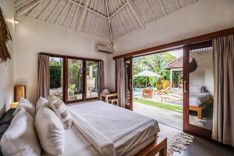Private 3-bedroom Tropical Villa with Huge Garden, Cold Plunge & Infinity Pool, 3-bed villa for rent in Canggu – photo 14 of 15