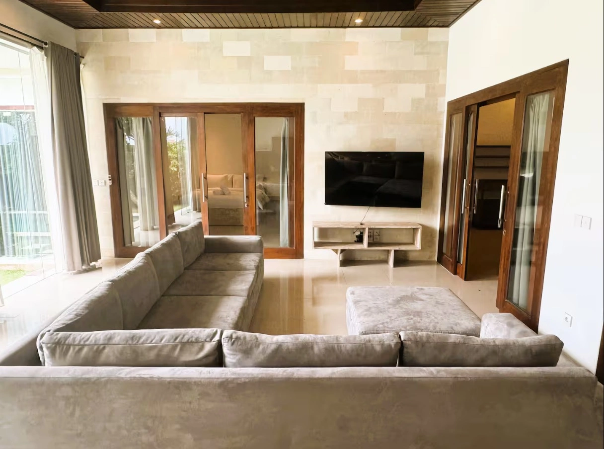4BR Villa for Rent at Batubolong, Canggu, 4-bed villa for rent in Canggu – photo 10 of 12