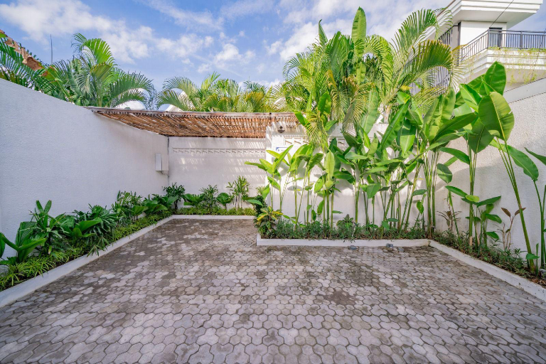 Exclusive Tropical Garden Villa in Berawa, 3-bed villa for rent in Canggu – photo 11 of 15