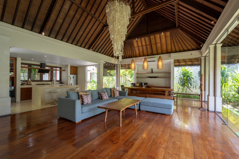 Luxury 3 Bedrooms Villa in Kerobokan, 3-bed villa for rent in Seminyak – photo 3 of 9