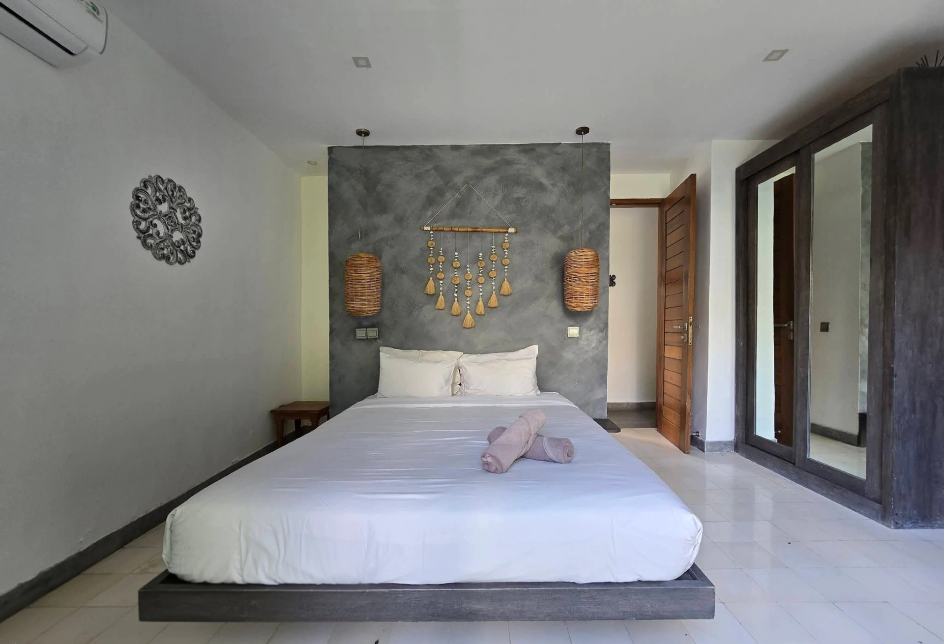 Modern Tropical Villa | 3 Ensuite Bedrooms Arround Restaurant + Coffe Shop, 3-bed villa for rent in Seminyak – photo 5 of 15
