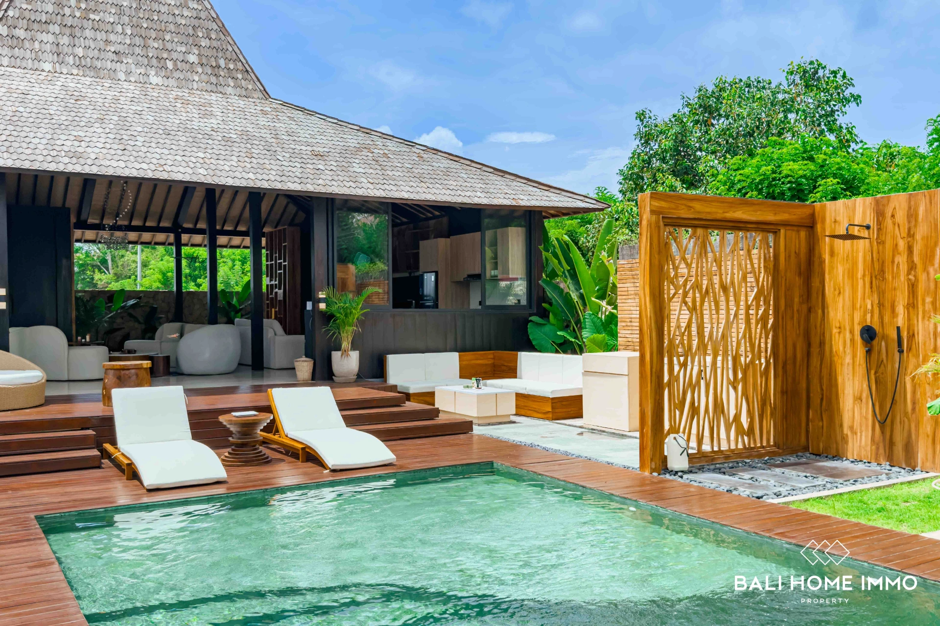 3 Bedrooms Traditional Balinese Villa for Rent & Sale in Pandawa, 3-bed villa for rent in Uluwatu – photo 2 of 15