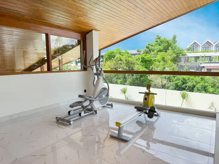 3 Bedrooms Luxurious Tropical Villa in Berawa for Sale and Rent, 3-bed villa for rent in Canggu – photo 3 of 15