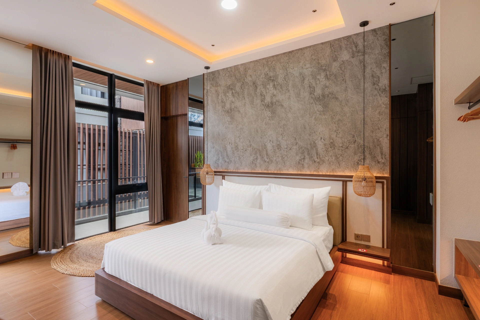 Sun-Drenched 5BR Villa w/ Ground-Floor Suite, 5-bed villa for rent in Kuta – photo 3 of 15