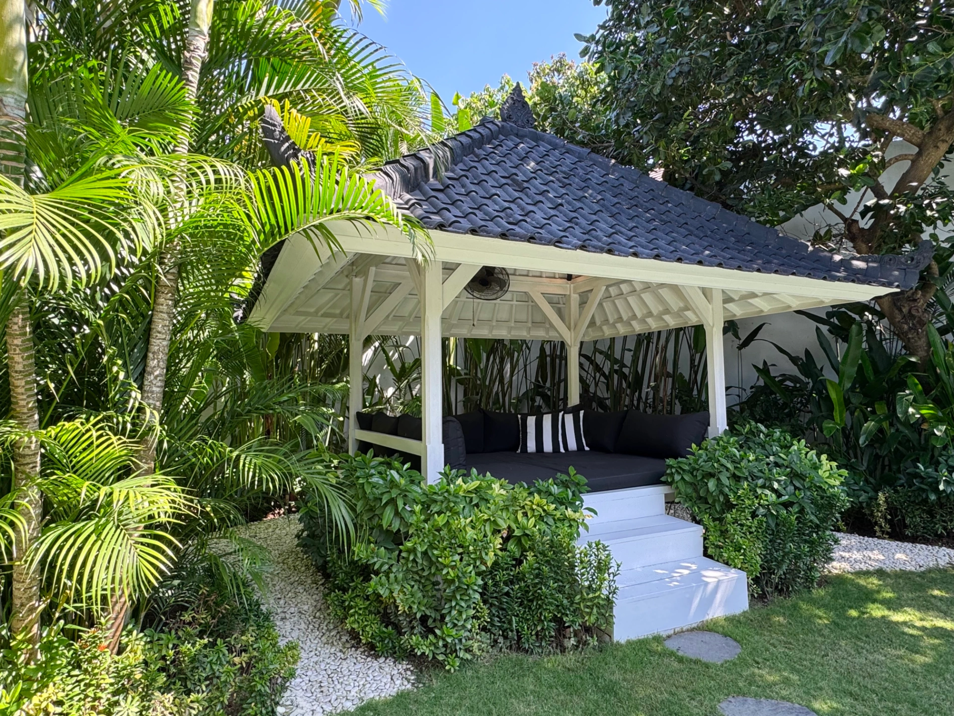 Villa Suwa - Spacious 4BR Villa with Lush Tropical Garden in Prime Location, 4-bed villa for rent in Canggu – photo 7 of 15
