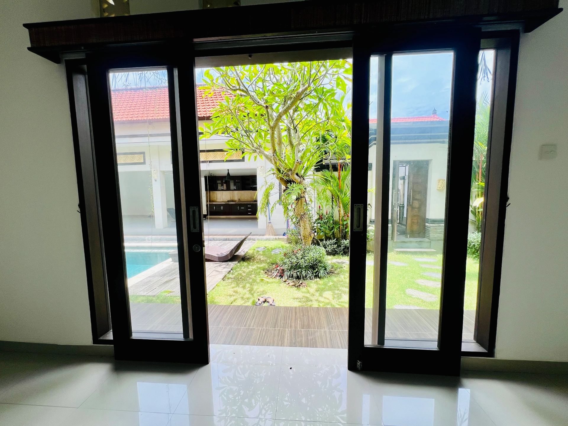 3 Bedrooms Tropical Villa in Berawa for Yearly Rent, 3-bed villa for rent in Canggu – photo 10 of 15