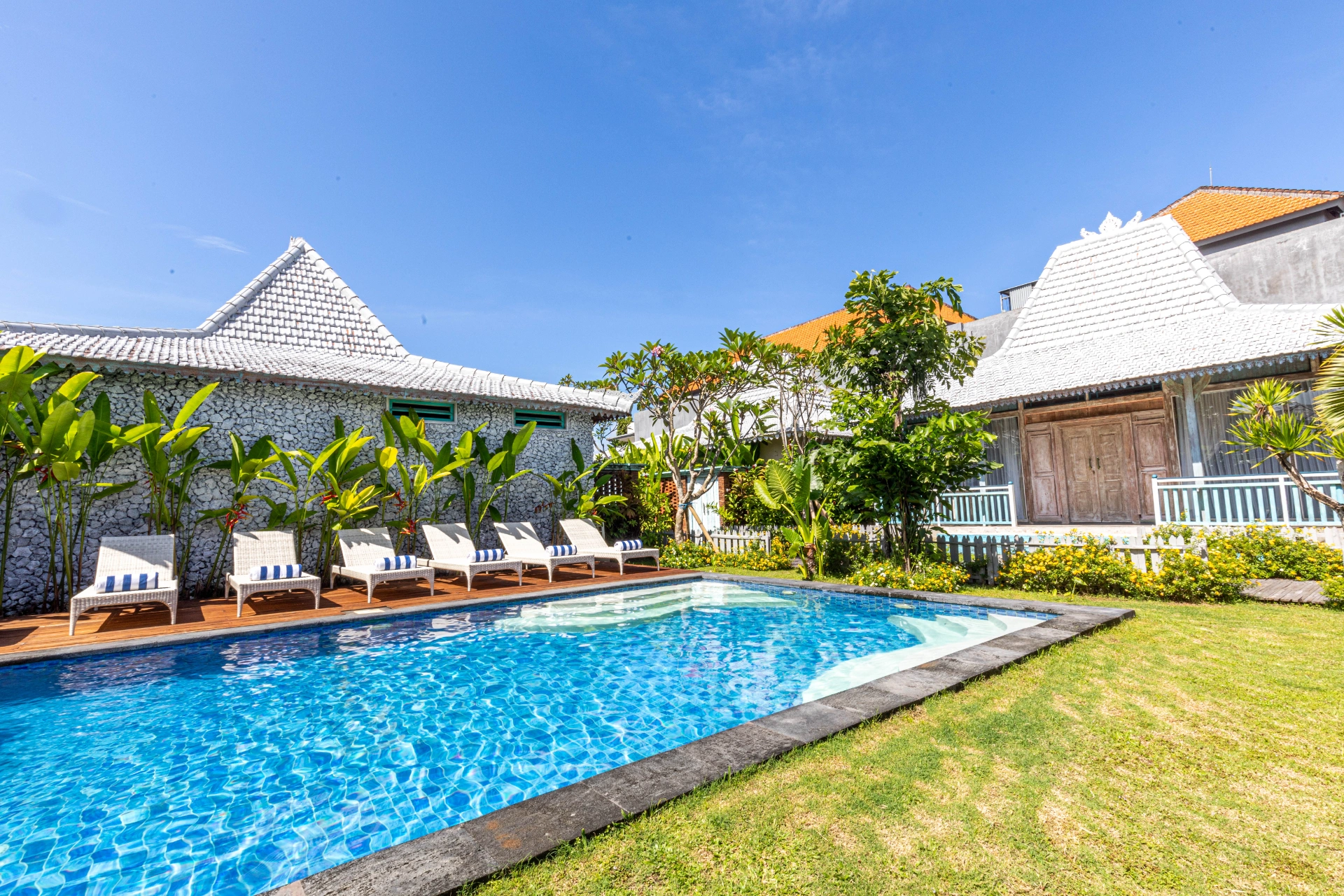 Spacious 2BR Garden Villa w/ Jacuzzi, Balcony & Pool, 2-bed villa for rent in Canggu – photo 7 of 15
