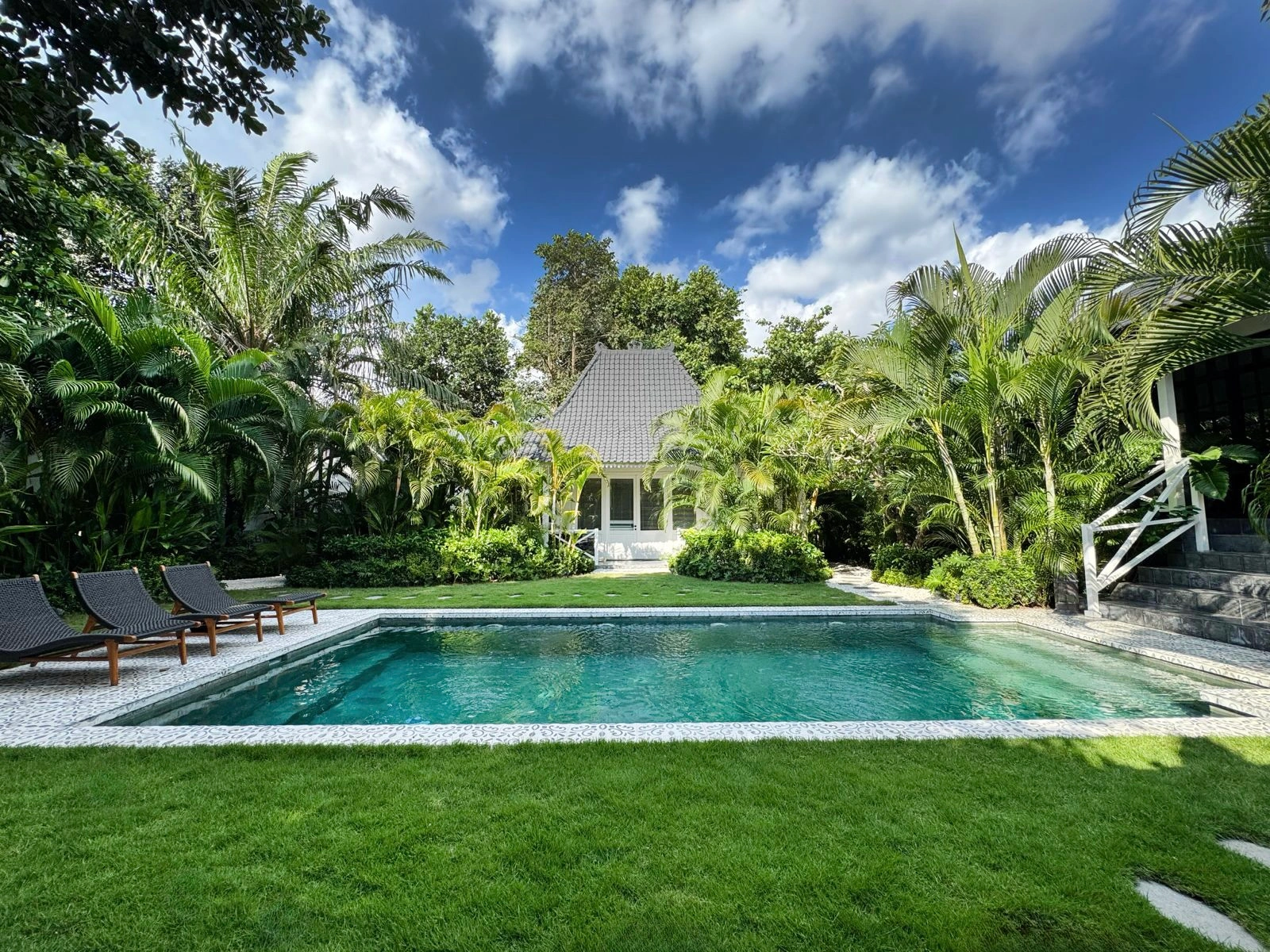Villa Suwa - Spacious 4BR Villa with Lush Tropical Garden in Prime Location, 4-bed villa for rent in Canggu – photo 3 of 15