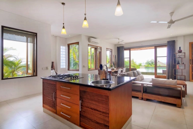 4 Bedroom Balinese Estate with Spectacular Jimbaran Bay View, 4-bed villa for rent in Uluwatu – photo 6 of 14