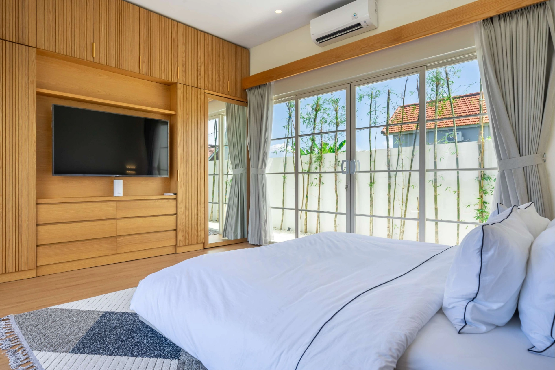 Coastal 2BR Seseh Beach Modern Tropical Masterpiece, 2-bed villa for rent in Seseh – photo 14 of 15