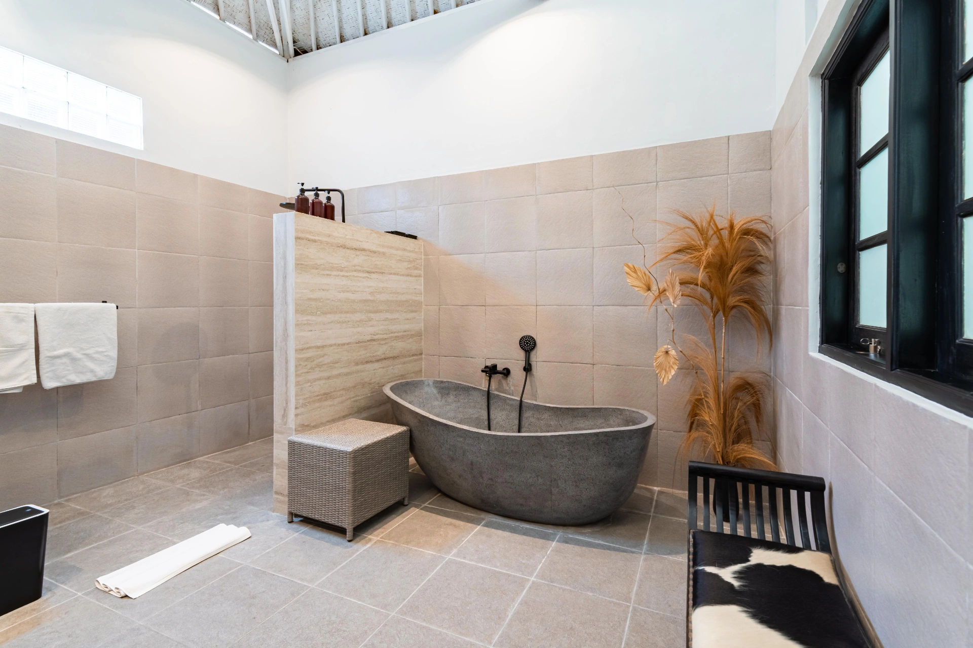 4BR Luxury Pool Villa • 2 Bathtubs • Quiet End Street • Closed Living, 4-bed villa for rent in Seminyak – photo 11 of 12