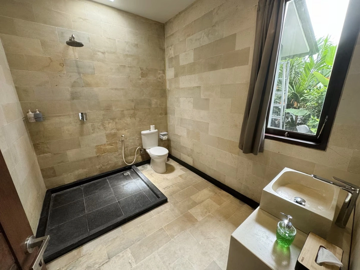 4BR Villa for Rent at Batubolong, Canggu, 4-bed villa for rent in Canggu – photo 9 of 12