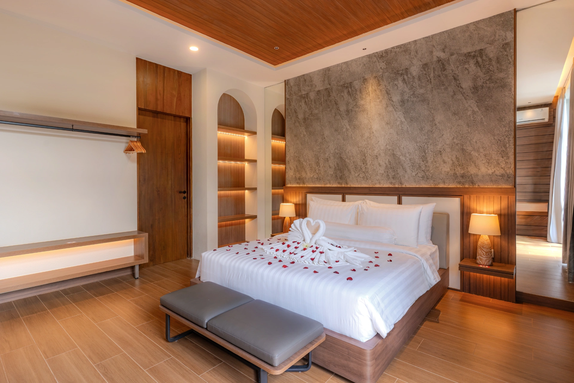 Sun-Drenched 5BR Villa w/ Ground-Floor Suite, 5-bed villa for rent in Kuta – photo 5 of 15