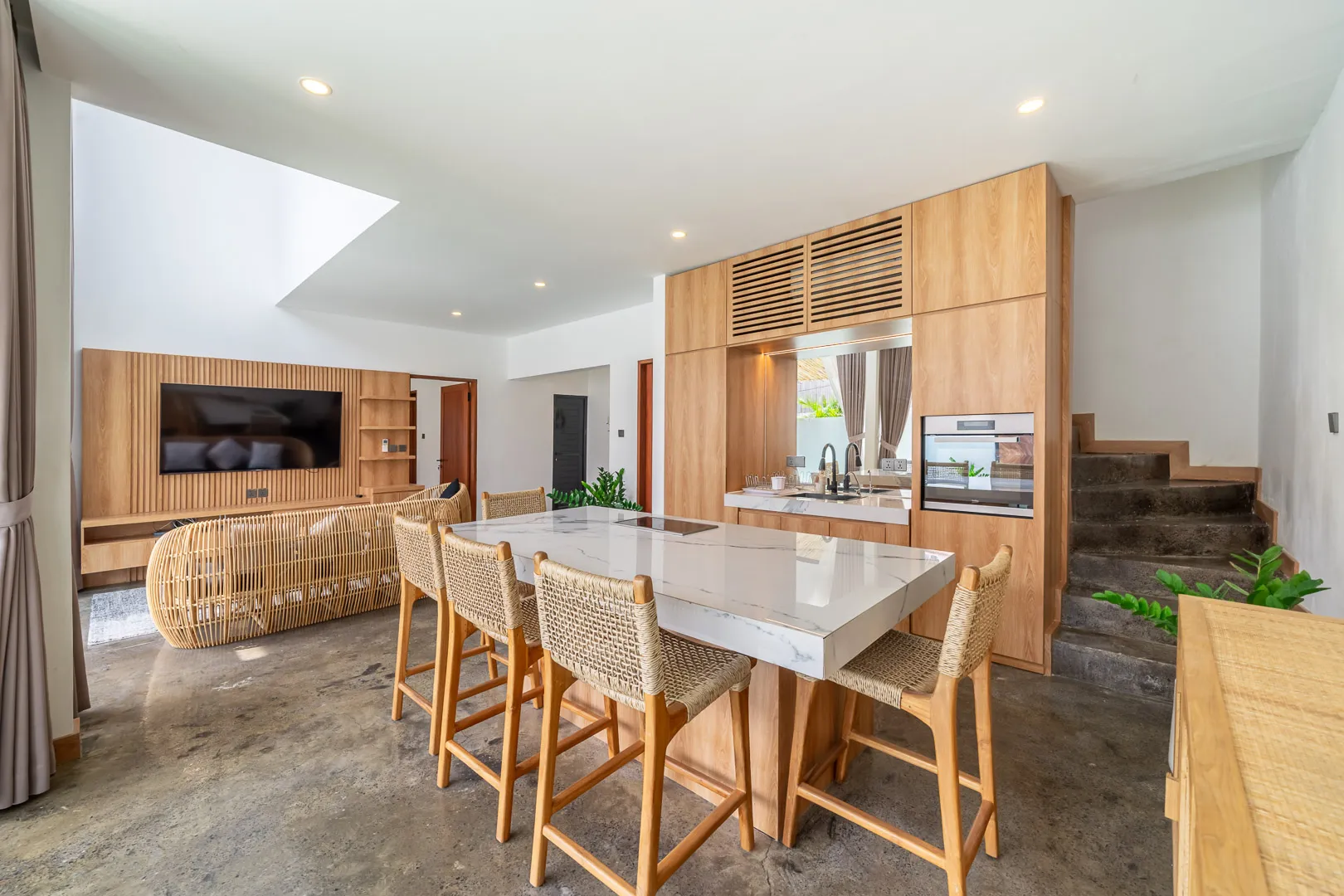 3BR Luxury Villa with Jacuzzi and Garden between Canggu and Umalas, 3-bed villa for rent in Canggu – photo 14 of 15