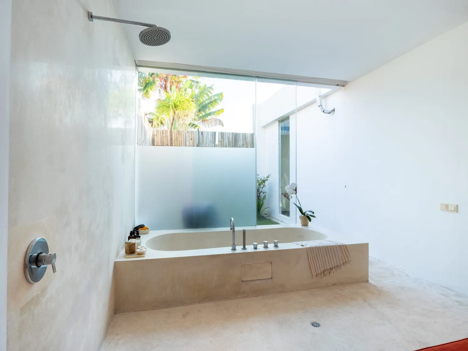 5 Bedrooms Luxury Villa Walking Distance to Echo Beach, 5-bed villa for rent in Canggu – photo 6 of 15