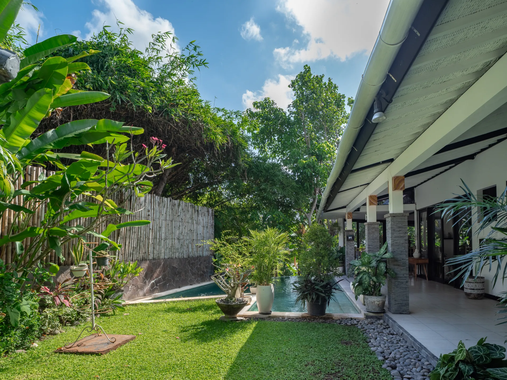 Villa Runa - Homey & Peaceful 2-Bedroom Villa with Spacious Garden in Canggu, 2-bed villa for rent in Canggu – photo 2 of 14