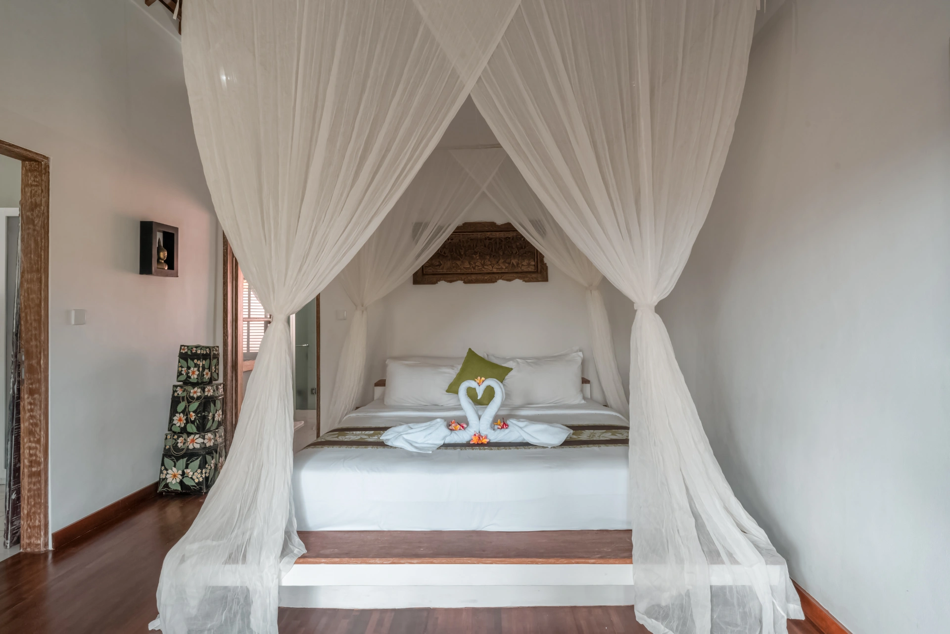 Luxe Balinese Escape: 4BR Villa in Seminyak, 4-bed villa for rent in Seminyak – photo 4 of 15