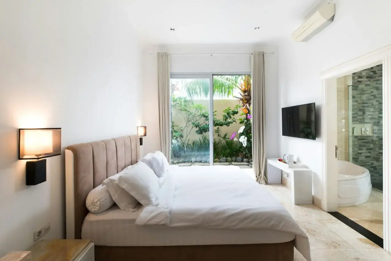 7 Bedrooms Villa in Kerobokan for Yearly Rent, 7-bed villa for rent in Seminyak – photo 9 of 12