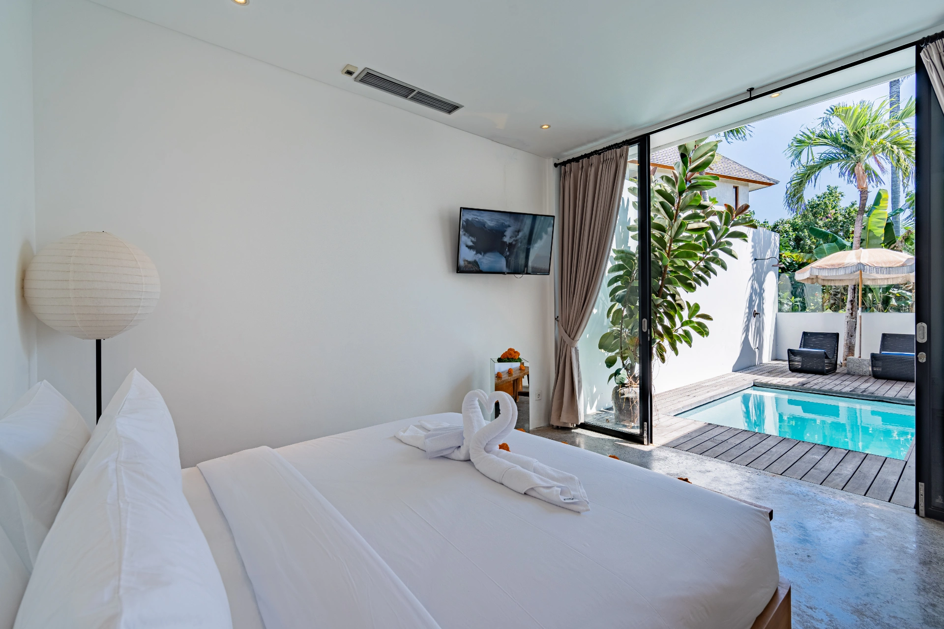 Modern 1BR Pool Villa • 6 Mins to Finns • Private Oasis, 1-bed villa for rent in Canggu – photo 2 of 15