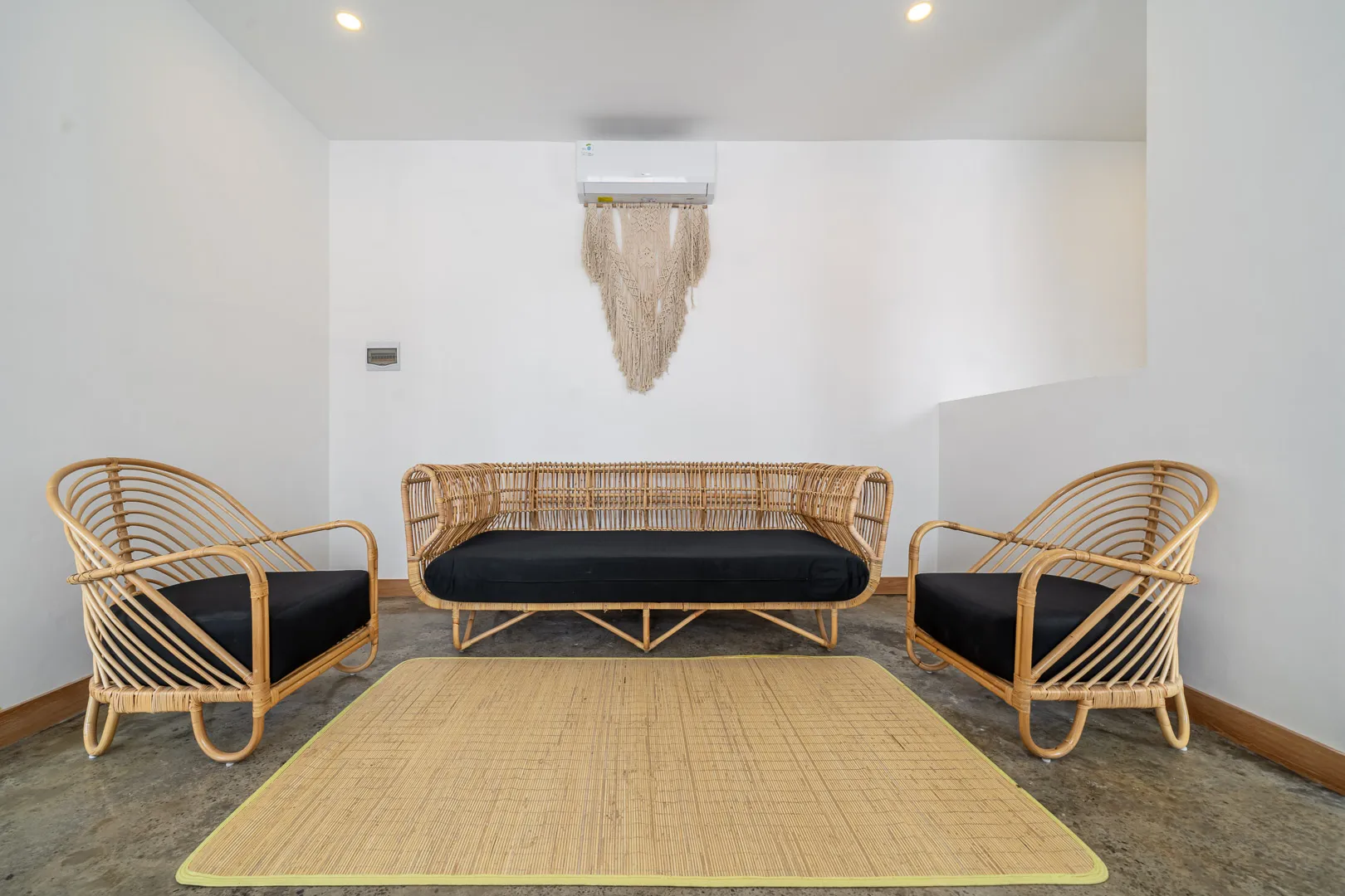 3BR Luxury Villa with Jacuzzi and Garden between Canggu and Umalas, 3-bed villa for rent in Canggu – photo 9 of 15
