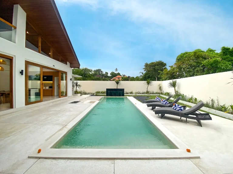 3 Bedrooms Luxurious Tropical Villa in Berawa for Sale and Rent, 3-bed villa for rent in Canggu – photo 9 of 15