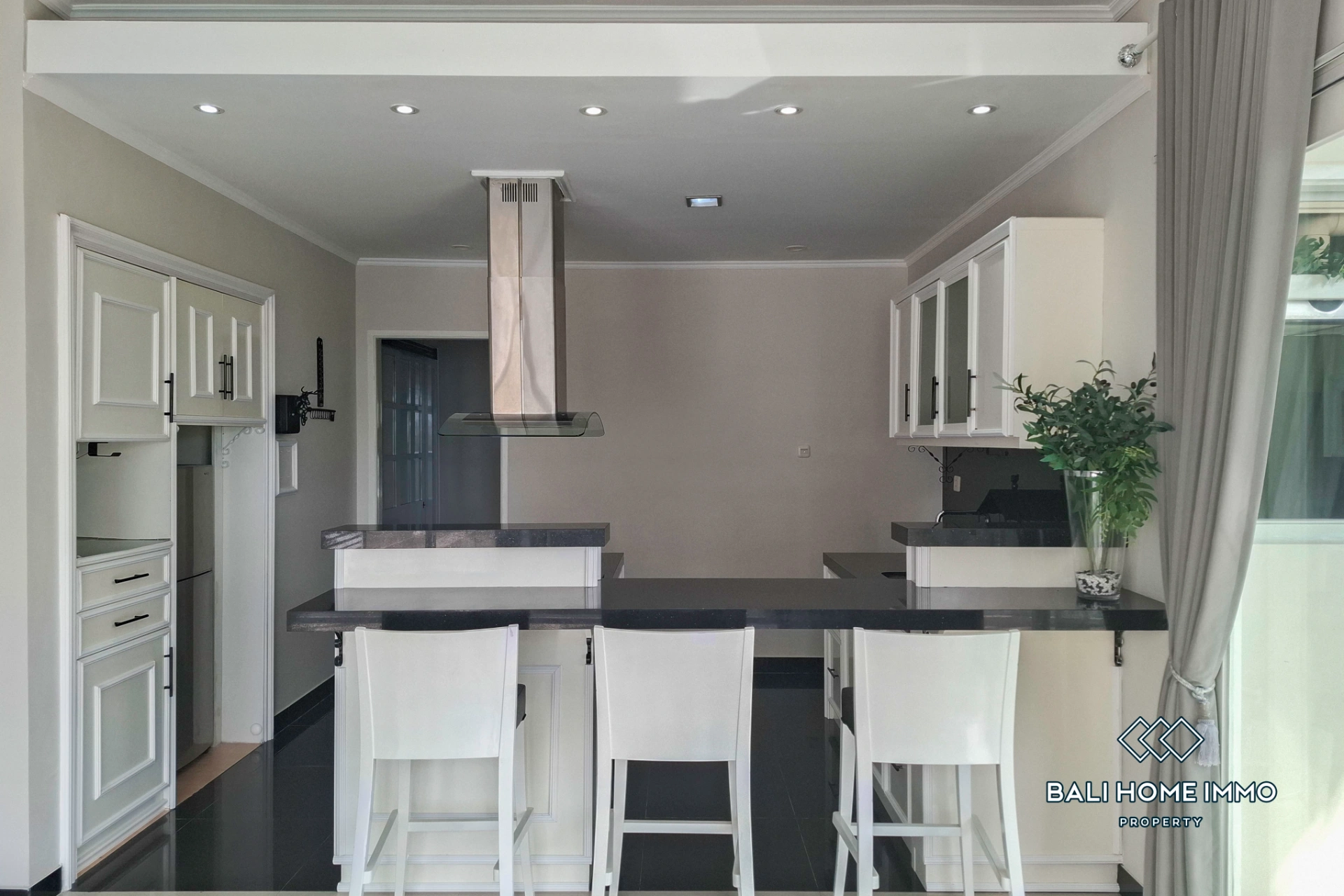 Spacious 4 Bedrooms Ocean View Villa for Rent & Sale in Ungasan, 4-bed villa for rent in Uluwatu – photo 10 of 15