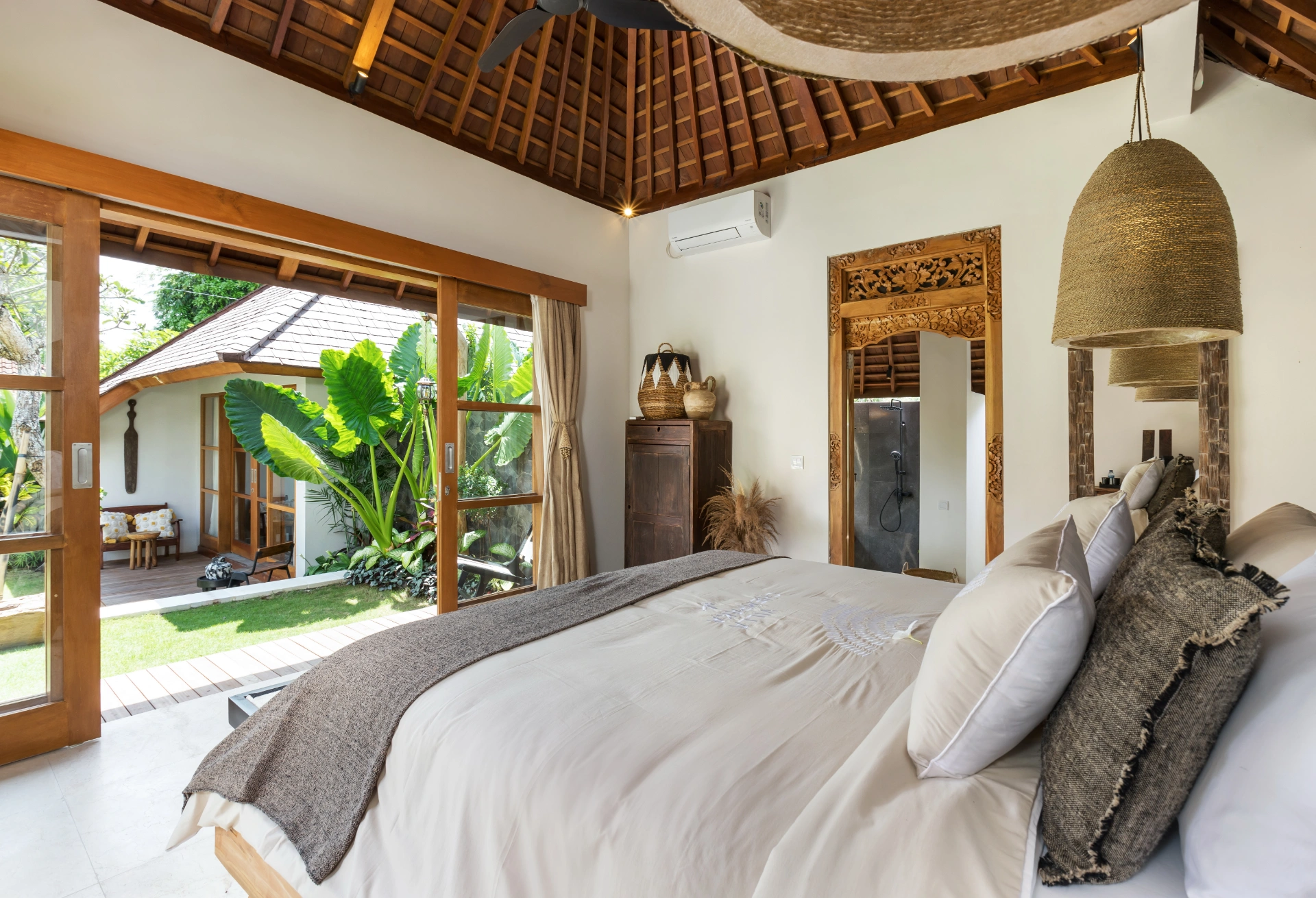Villa Chempaka - Luxe Tropical 6BR Dream Villa in Canggu, 6-bed villa for rent in Seminyak – photo 5 of 15