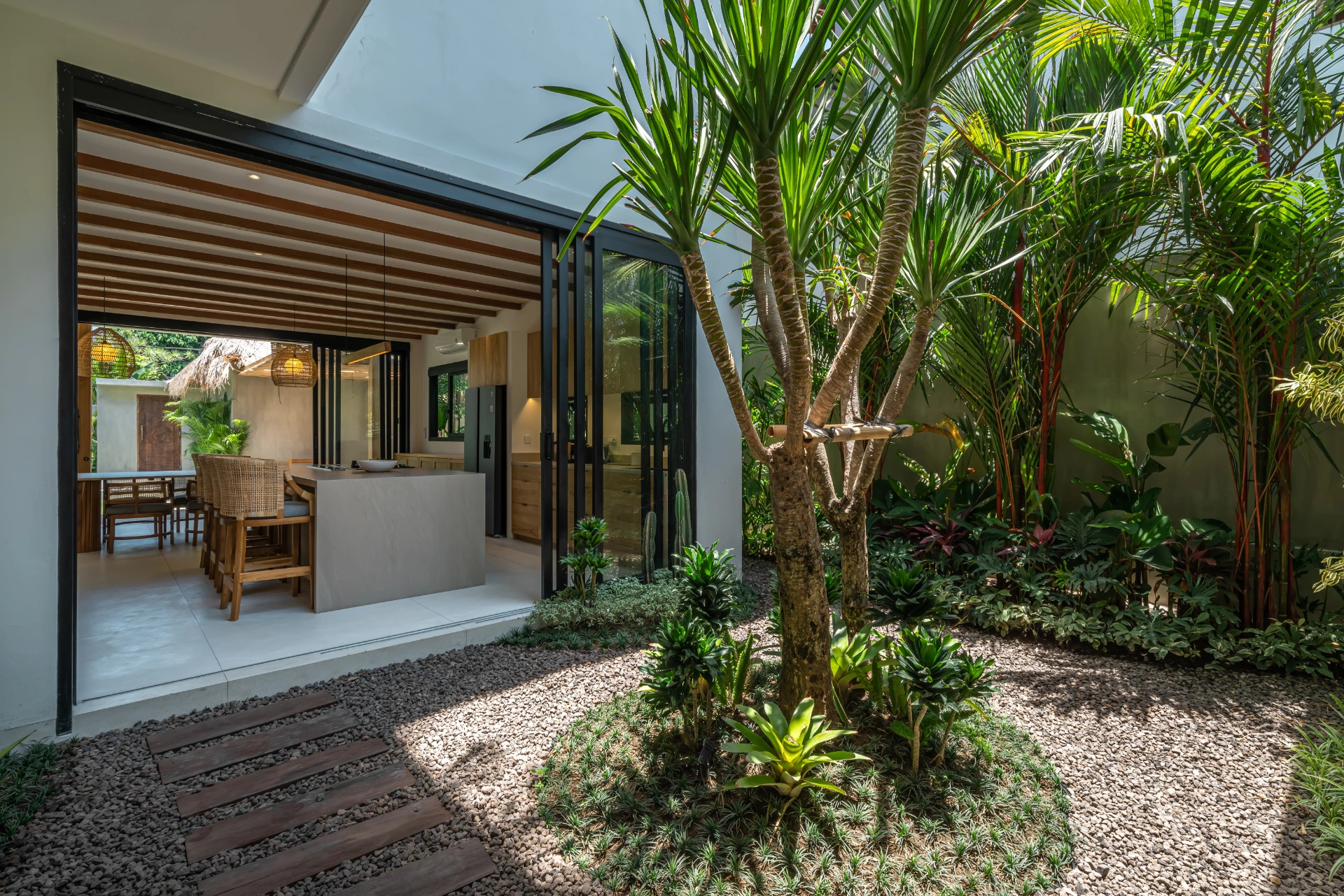 Villa Kameelya - Luxury 4-Bedroom Tropical Villa in the Heart of Berawa, 4-bed villa for rent in Canggu – photo 11 of 15