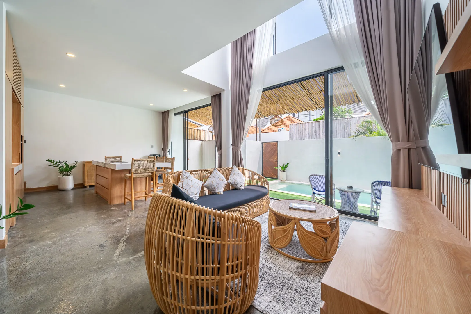 3BR Luxury Villa with Jacuzzi and Garden between Canggu and Umalas, 3-bed villa for rent in Canggu – photo 11 of 15