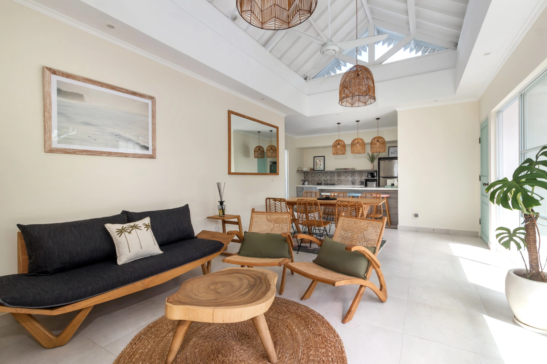 Villa Kamelia - Charming 3-Bedroom Tropical Haven with Garden in Prime Berawa, 3-bed villa for rent in Canggu – photo 10 of 15